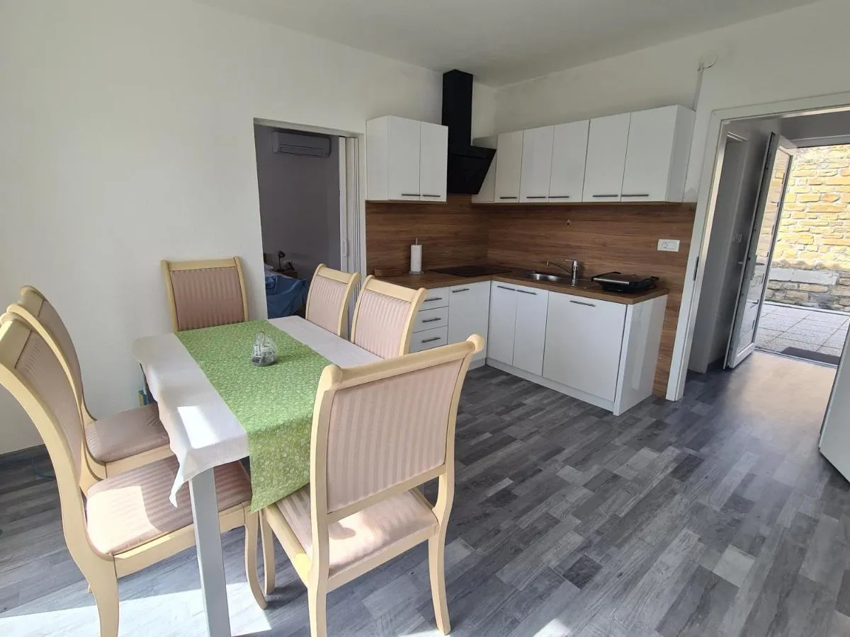 Kuhinja z jedilno mizo v apartmaju