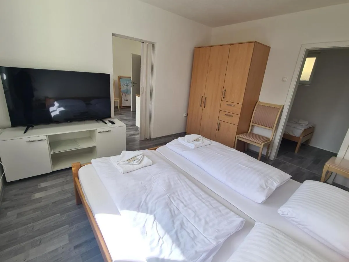 Spalnica z veliko zakonsko posteljo v družinskem apartmaju