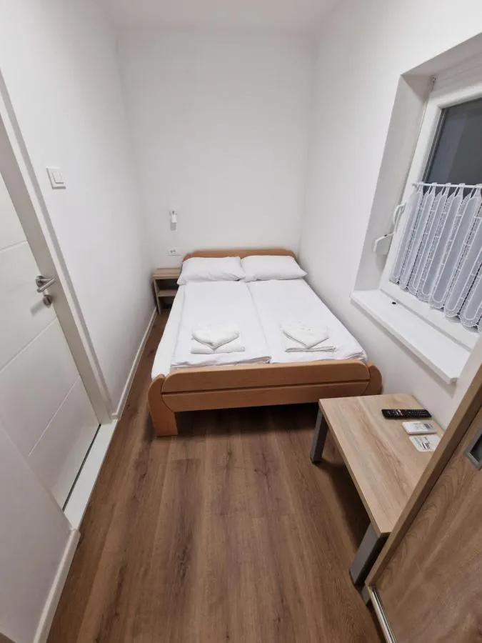 Zakonska postelja in nočna omarica