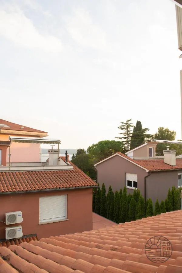 Pogled iz sobe čez strehe