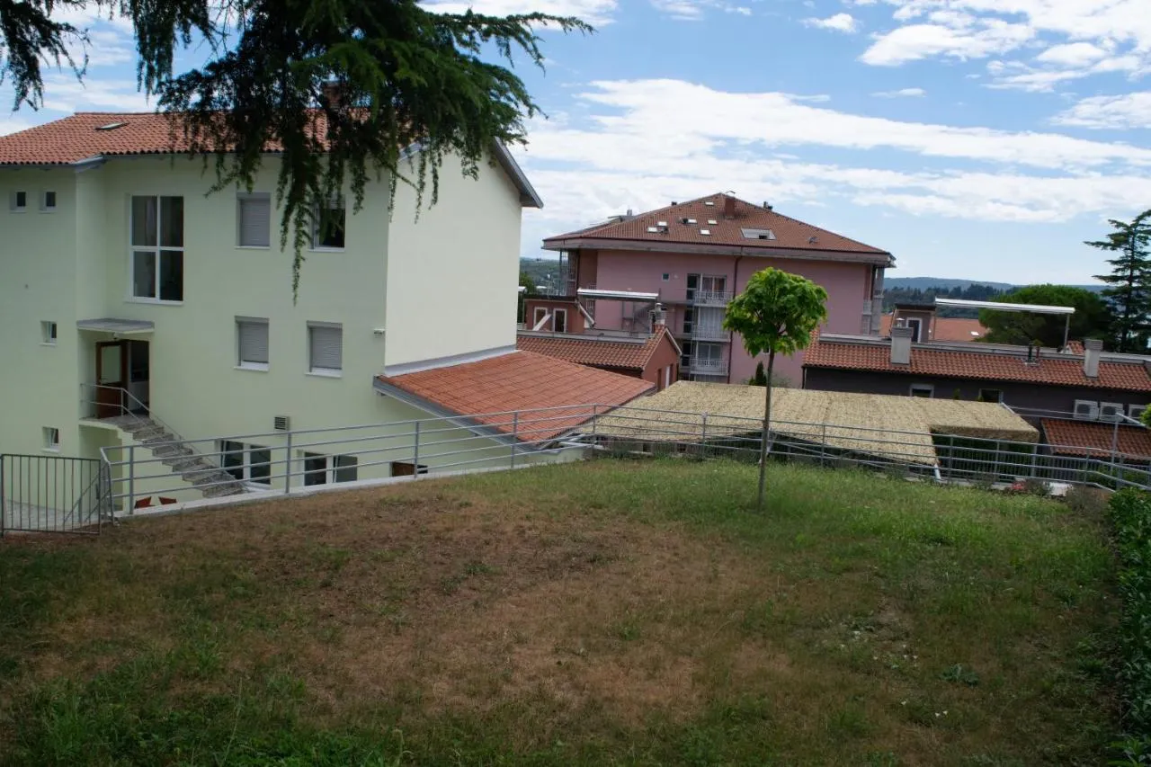 Hiša s trato in pritlično hišo z apartmajema