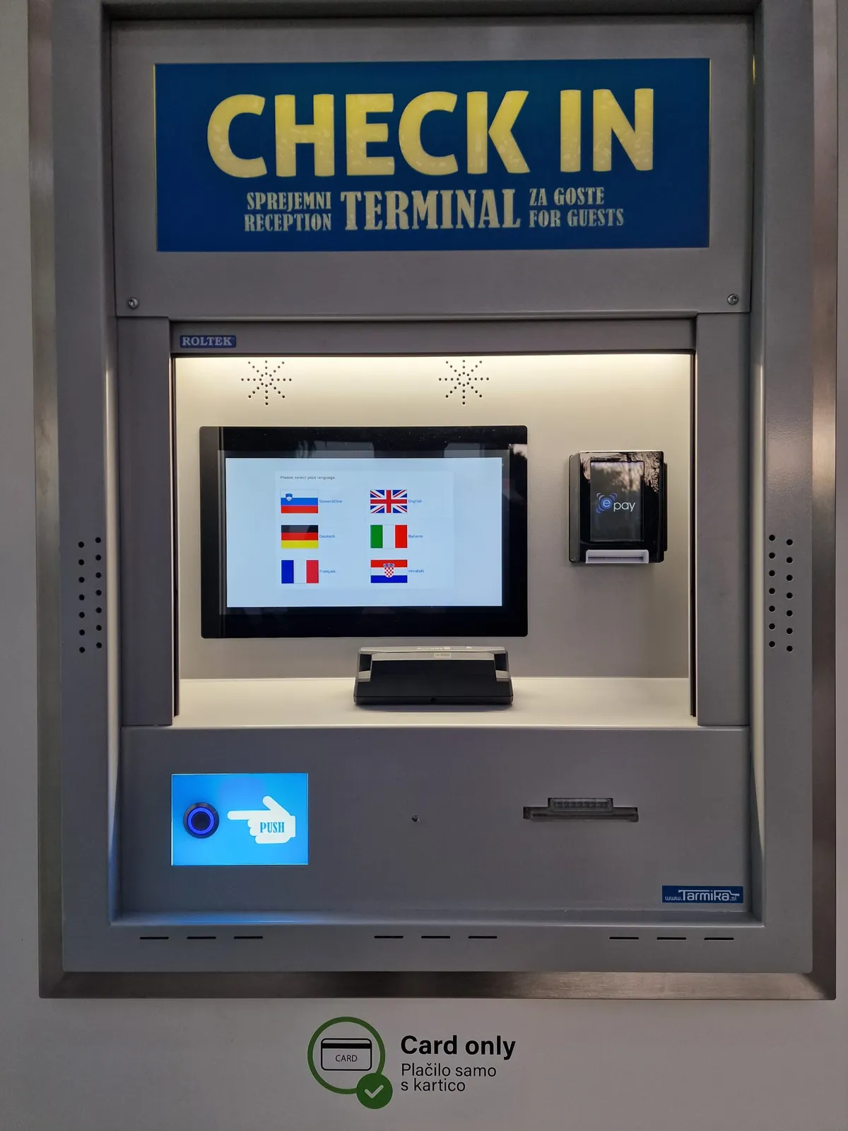 Terminal za samoprijavo na pročelju hiše