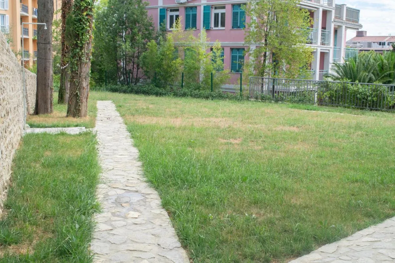 Trata in kamnita pot na vrtu