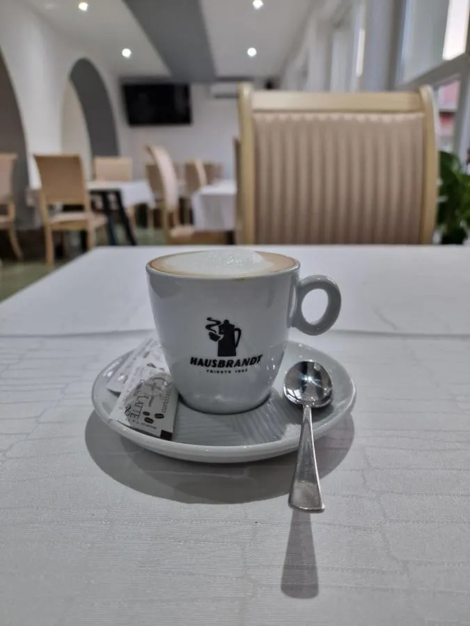 Kapučino na mizi v zajtrkovalnici