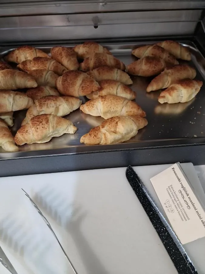 Pladenj sveže pečenih rogljičev
